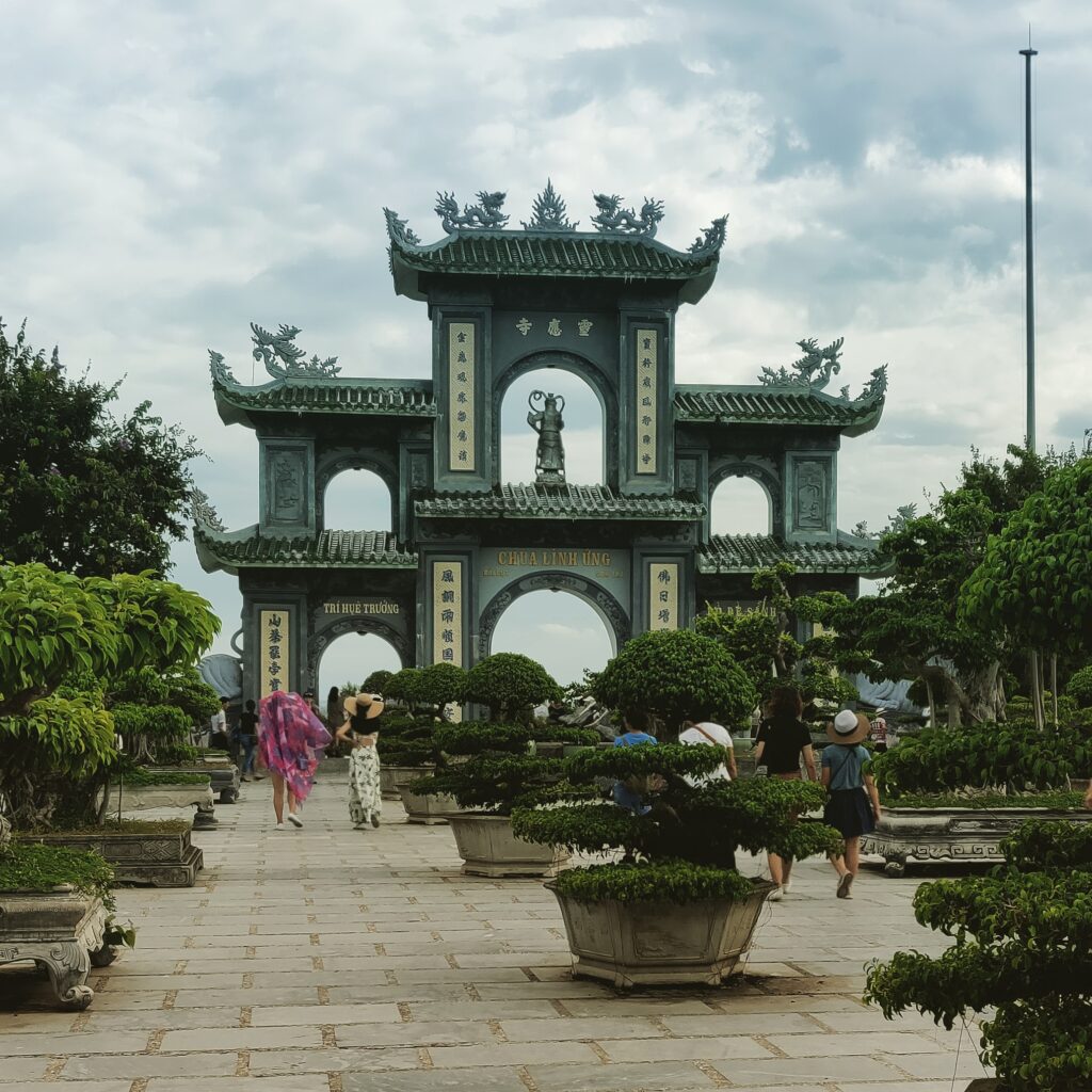 Entrance of Chua Linh Ung